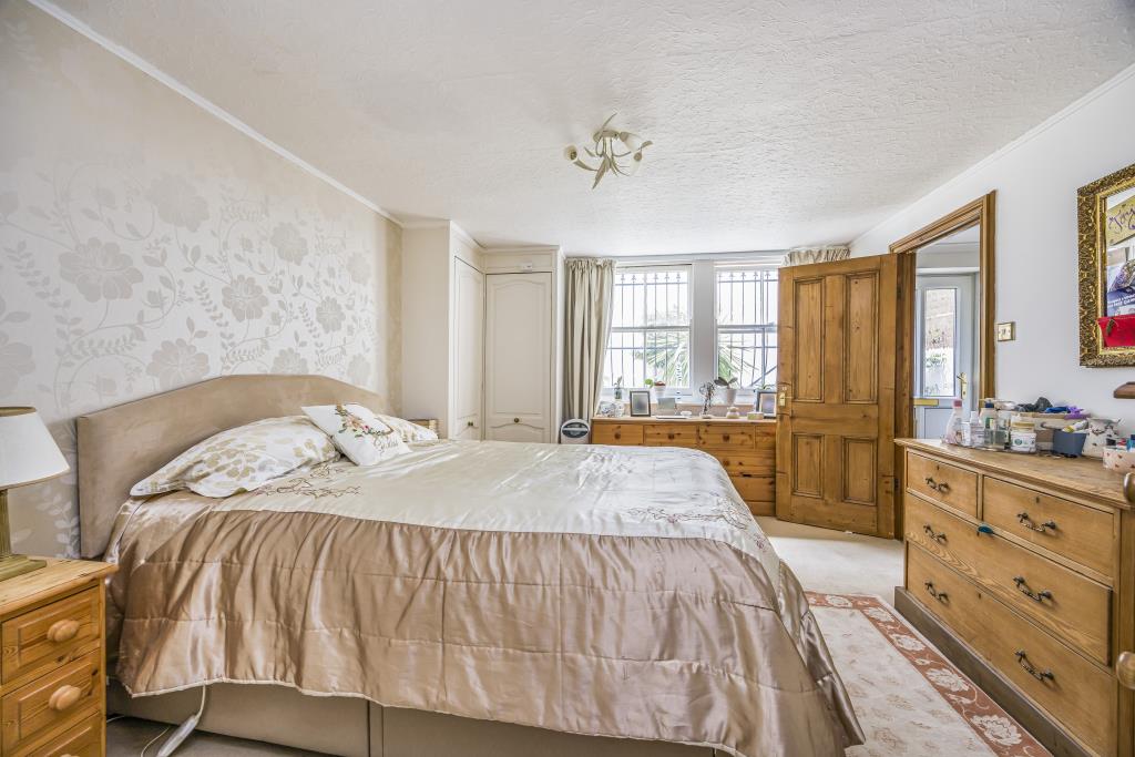 Lot: 101 - SUBSTANTIAL SEMI-DETACHED VICTORIAN DWELLING WITH ADDITIONAL INVESTMENT INCOME - Bedroom of lower ground floor flat